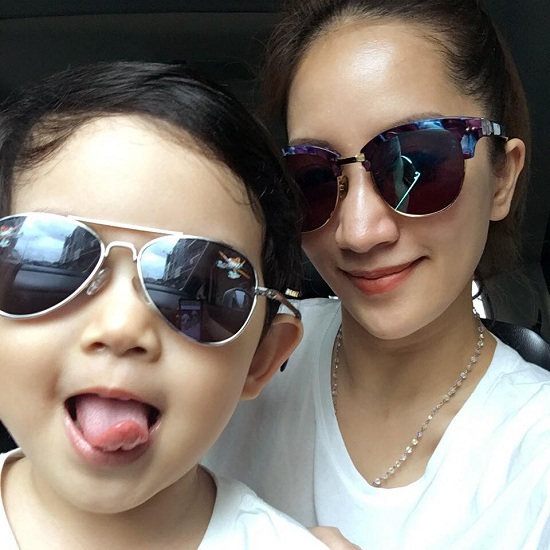 Con trai Khánh Thi đeo kính đen cực ngầu cùng mẹ đi làm cuối tuần. Cậu bé khoe vẻ đáng yêu, lém lỉnh và tinh nghịch khi chụp hình.