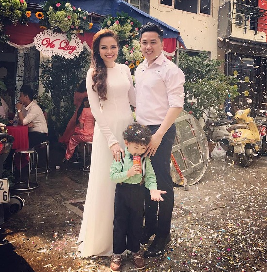 Hoa hậu Diễm Hương hạnh phúc bên ông xã và con trai. Cô hóm hỉnh viết: “Ngày cưới của người ta”.