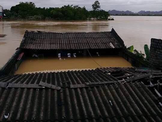 Nước ngập tới mái nhà tại xã Gia Lạc, huyện Gia Viễn (Ninh Bình). Ảnh: Nguyễn Dương