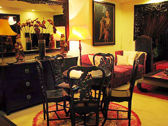 Đây là căn nhà đậm chất thiền của Ngô Thanh Vân được khán giả biết đến. Gam màu chủ đạo là đỏ và đen tạo cảm giác ấm cúng, thanh tịnh cho khách ghé thăm.