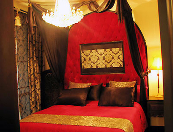 Phòng ngủ được thiết kế giản đơn và cổ điển, tạo cảm giác nhẹ nhàng dễ chịu.