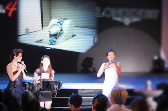 Cũng trong sự kiện này, Ngô Thanh Vân cũng bán đấu giá thành công chiếc đồng hồ nạm kim cương hiệu Longines của mình với giá khởi điểm là 3.000 USD (khoảng 70 triệu đồng).