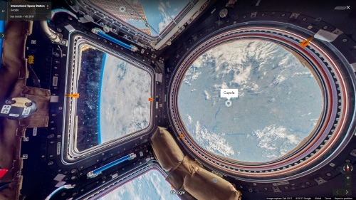 Tham quan bên trong Trạm Không gian Quốc tế (ISS) qua màn ảnh nhỏ. Ảnh chụp màn hình.