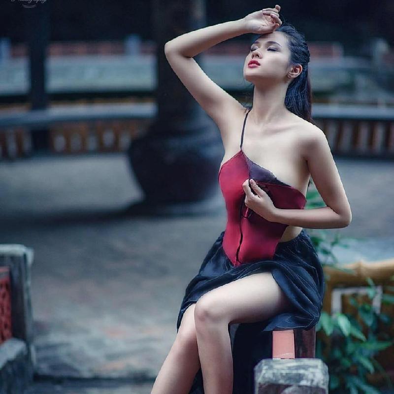 Huyền Trang tự tin pose dáng trong những concept chụp hình nóng bỏng, sexy