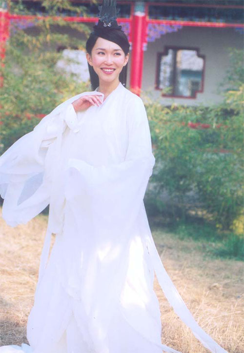 Phạm Văn Phương  Phạm Văn Phương cũng giành nhiều tình cảm của khán giả khi hóa thân vào Hằng Nga trong bộ phim Truyền thuyết Hằng Nga 2003. Nữ diễn viên được khen ngợi nhiều bởi tạo hình giản dị cùng lối diễn xuất chân thực, đi vào lòng người.