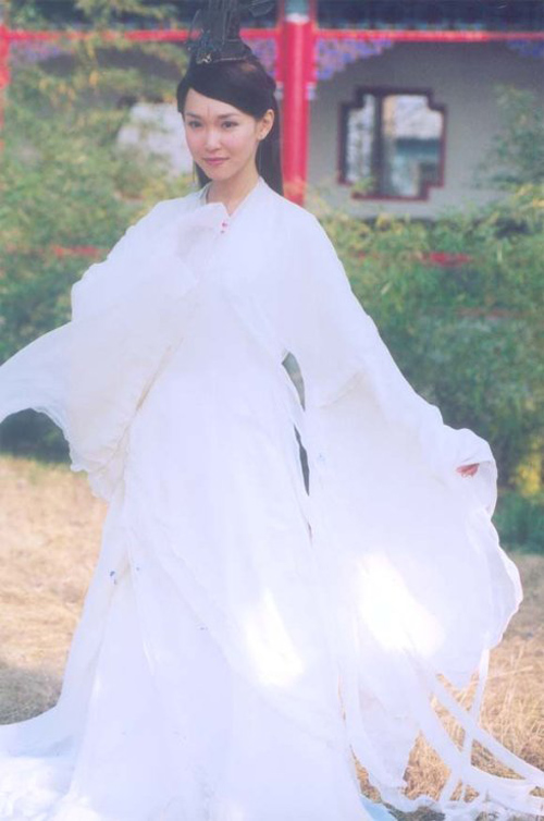Phạm Văn Phương giản dị trong trang phục trắng khi hóa thân thành Hằng Nga  Phạm Văn Phương giờ đang hạnh phúc cùng gia đình nhỏ với cậu con trai kháu khỉnh. Cô vẫn vô cùng xinh đẹp, luôn rạng rỡ nụ cười hạnh phúc.