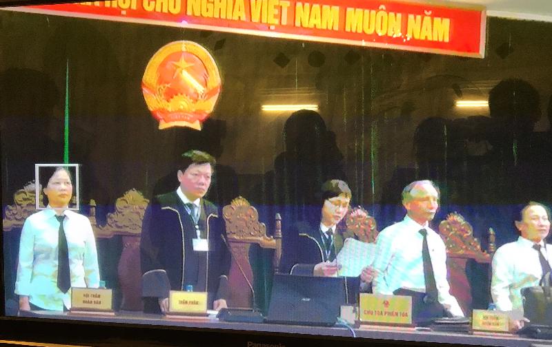 Chủ tọa phiên tòa - thẩm phán Nguyễn Thị Xuân đọc quyết định đưa vụ án ra xét xử
