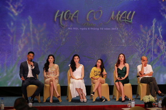 Đạo diễn Lưu Trọng Ninh và dàn diễn viên Hoa cỏ may phần 3 trong buổi họp báo ra mắt sáng nay tại Hà Nội