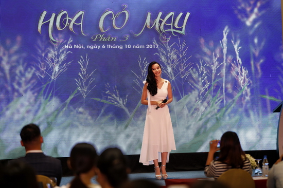 Diễn viên Lương Giang thể hiện ca khúc Hoa cỏ may đã ghi đậm dấu ấn với khán giả trong bộ phim này