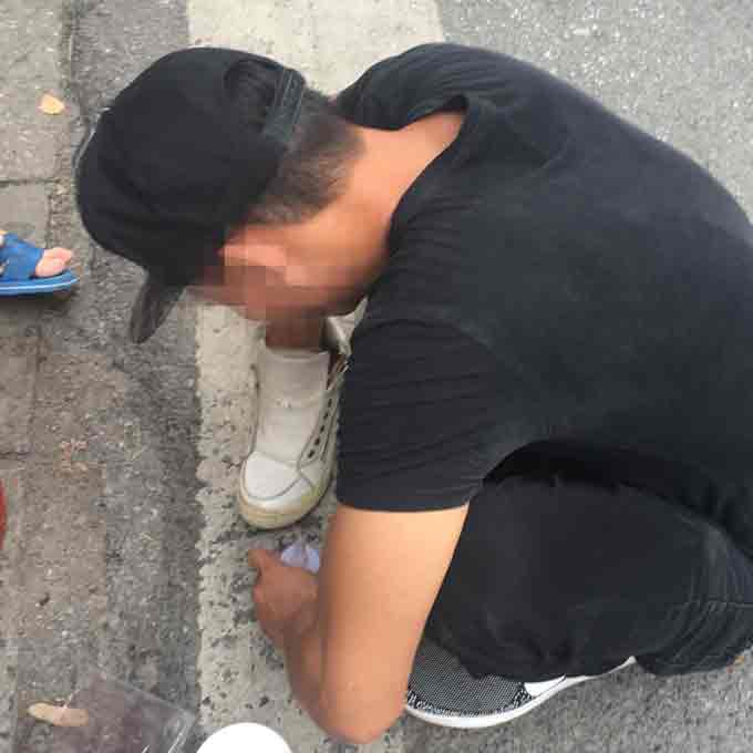 Anh Chung - thợ đánh giày ở khu vực phố cổ Hà Nội. Ảnh: Thanh Hải