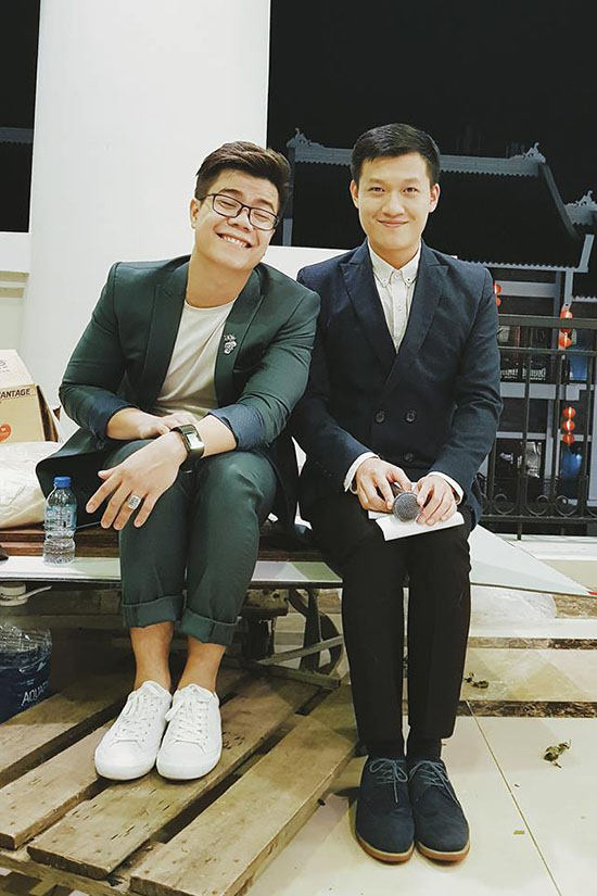 MC Trần Ngọc đăng bức ảnh hài hước cùng với ca sĩ Đinh Mạnh Ninh với hai biểu cảm đối lập nhau.