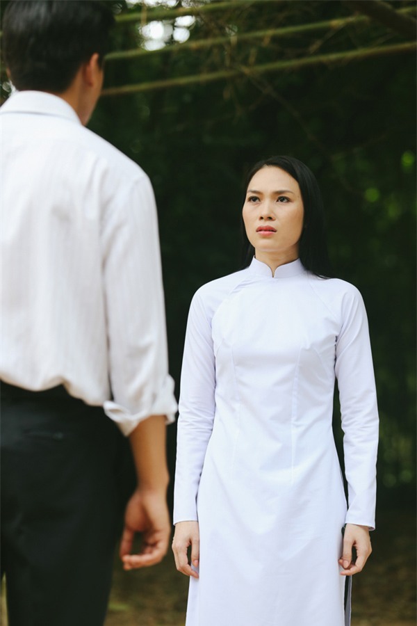 Áo dài trắng xuất hiện trong nhiều phân cảnh của MV.