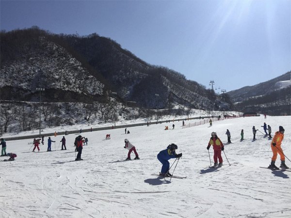 Ngoài các hoạt động vào mùa hè, Wonsan còn có một khu nghỉ dưỡng trượt tuyết, cho phép du khách vui chơi quanh năm. (Ảnh: AP)