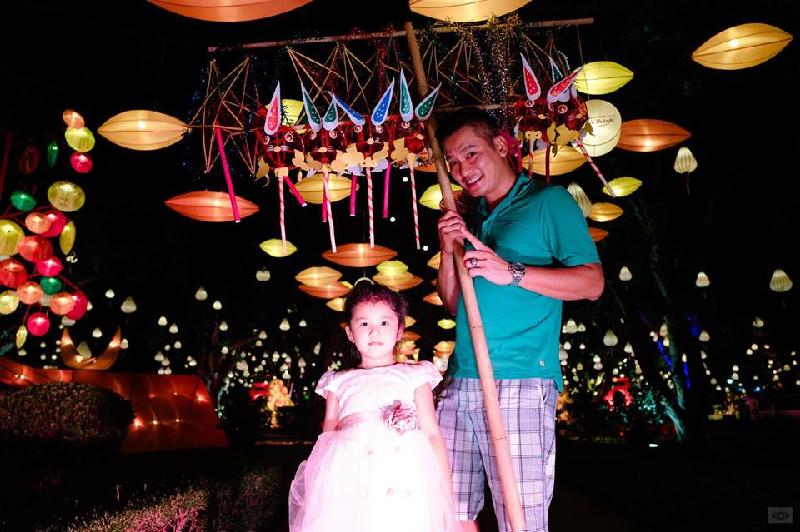 Jennifer Phạm cùng ông xã đưa con gái đi đón tết trung thu sớm mở đầu cho tin tức sao làng giải trí Việt