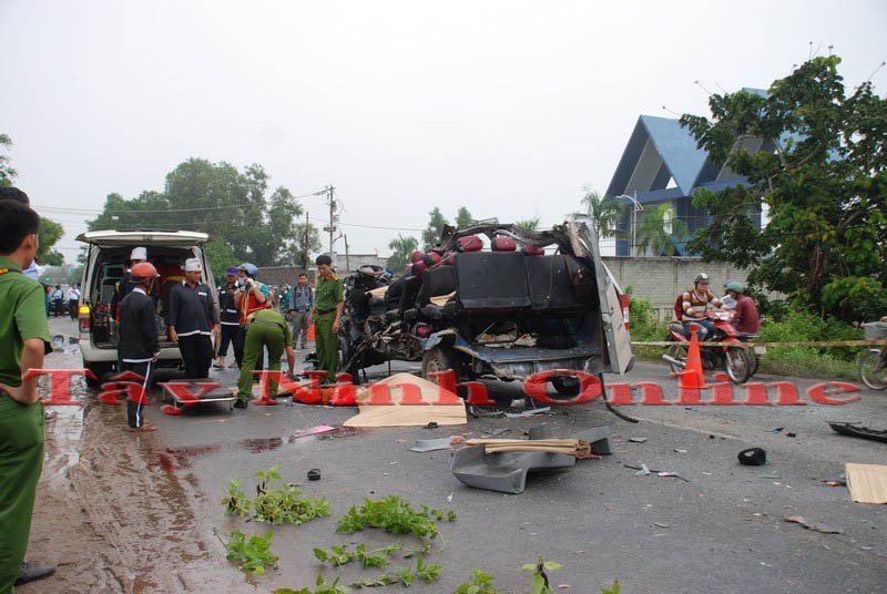 Cảnh sát có mặt tại hiện trường xử lý vụ tai nạn và điều tiết giao thông. Ảnh: báo Tây Ninh