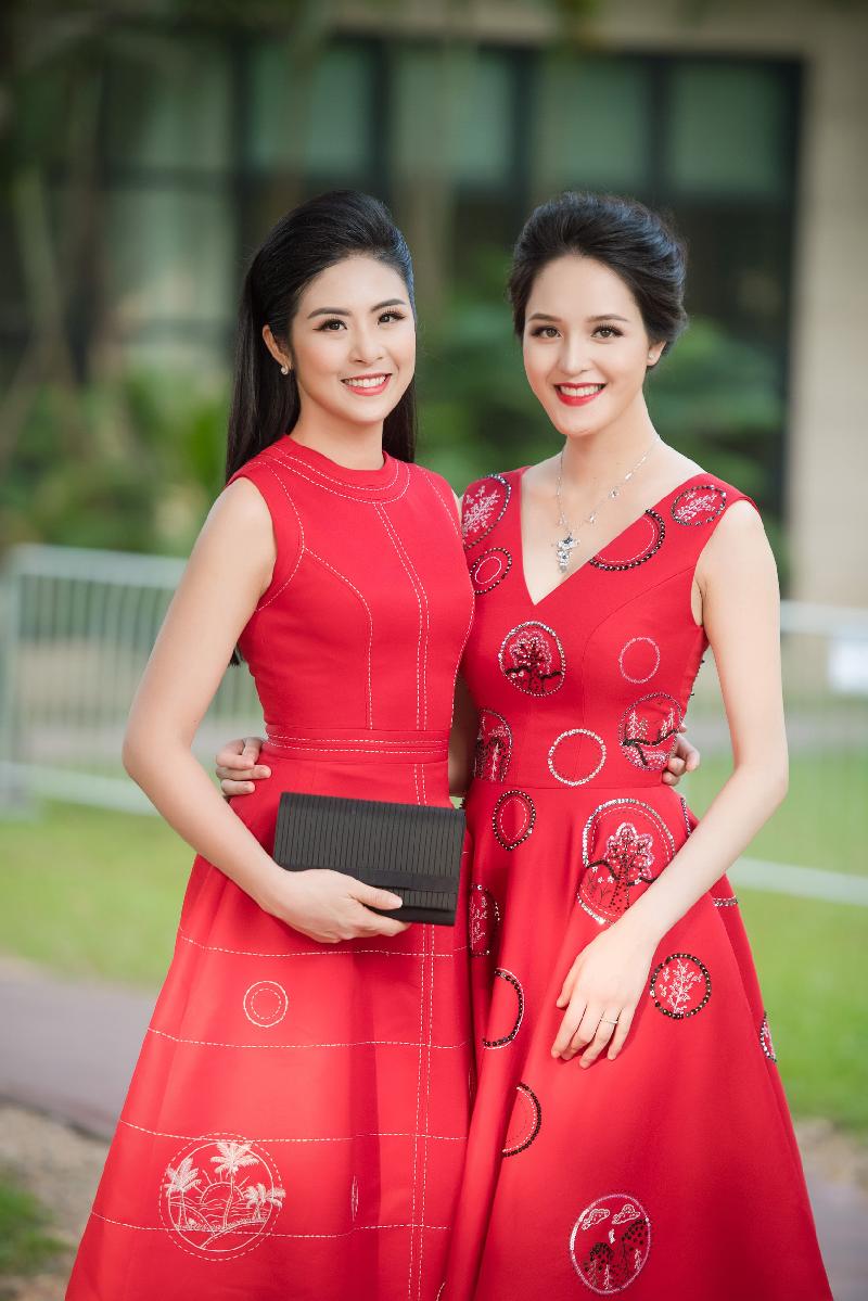 Hoa hậu Ngọc Hân và người mẫu Hồng Quế cũng chọn thiết kế tone đỏ rực của Xuân Lê để tới xem show.
