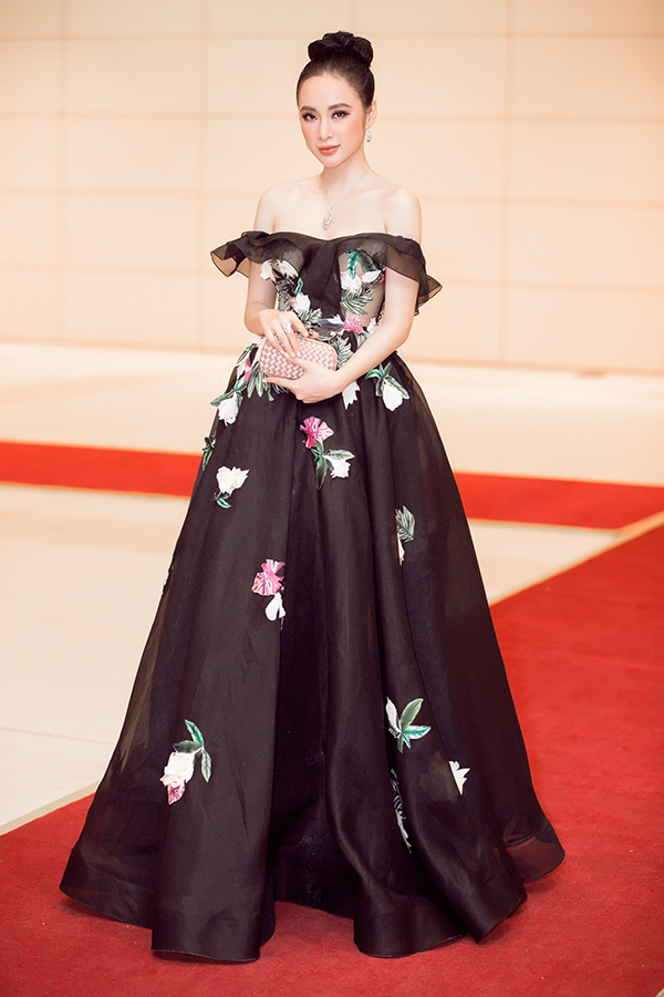 Xuất hiện trên thảm đỏ một sự kiện thời trang ở Hà Nội, như thường lệ Angela Phương Trinh lại trở thành tâm điểm thu hút mọi ống kính phóng viên. Người đẹp hoá công chúa khi diện thiết kế váy trễ vai nữ tính, đặc biệt là bộ trang sức trị giá 2,5 tỷ đồng.