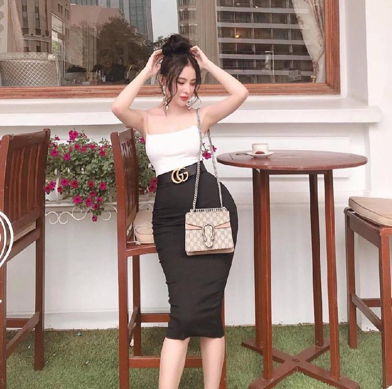 Angela Phương Trinh khoe dáng đồng hồ cát với vòng hông quả táo sexy trong thiết kế váy đen - trắng ôm sát với điểm nhấn là chiếc thắt lưng và túi hiệu Gucci.