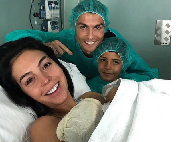 Ronaldo hạnh phúc chào đón đứa con thứ 4 (2 trai, 2 gái)