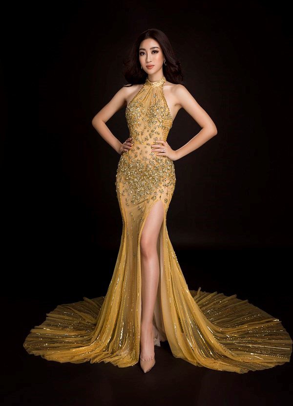 Hoa hậu Nhân ái Thế giới Đỗ Mỹ Linh lộng lẫy trong bộ váy đuôi cá xẻ cao, đính kết cầu kì của NTK Lê Thanh Hòa trong đêm chung kết Miss World 2017.