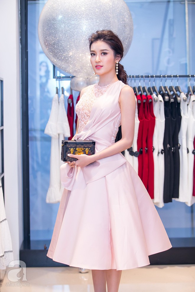 Sau cuộc thi Miss Grand International 2017, Huyền My tái xuất rạng rỡ trong mẫu đầm hồng pastel ngọt ngào, kết hợp cùng phụ kiện clutch Louis Vuitton sang chảnh.
