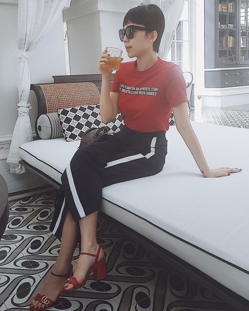 Gucci đang là thương hiệu khiến nhiều sao Việt mê mẩn, Tóc Tiên cũng không đứng ngoài cuộc khi sở hữu một đôi dép cao gót màu đỏ nổi bật. Nữ ca sĩ kết hợp cùng set đồ đơn giản áo phông mix quần kẻ sọc.