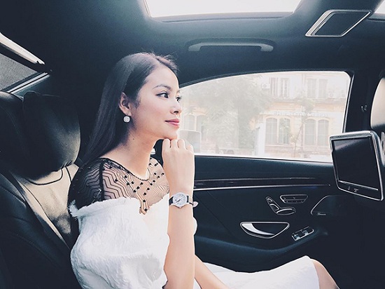 Hoa hậu Phạm Hương khoe vẻ kiêu sa, sành điệu trên siêu xe tiền tỷ.