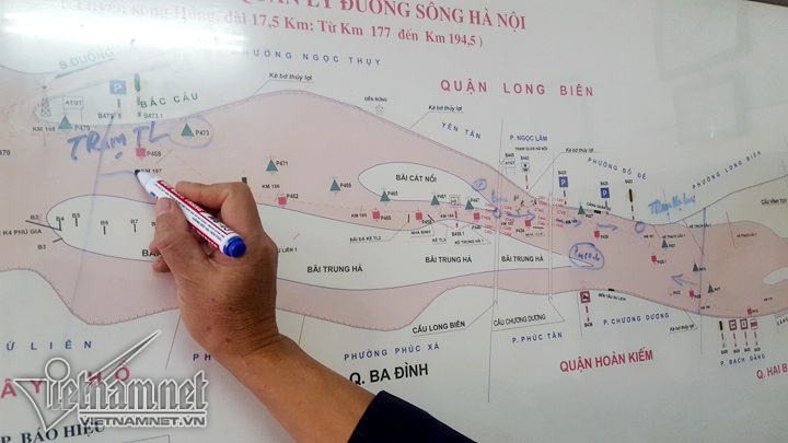 Các ngành chức năng đánh dấu bản đồ sẽ chốt chặn các phương tiện qua lại trước khi trục vớt bom dưới chân cầu Long Biên