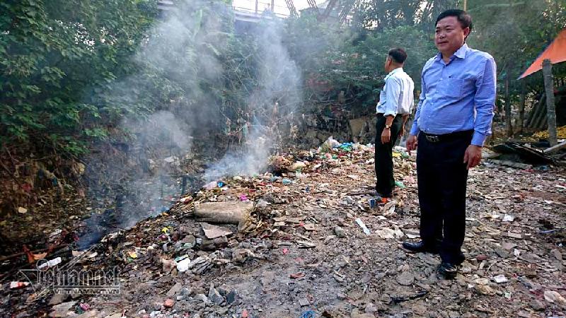 Phó chủ tịch phường Phúc Xá Nguyễn Văn Hưng có mặt tại bãi rác để chỉ đạo xử lý