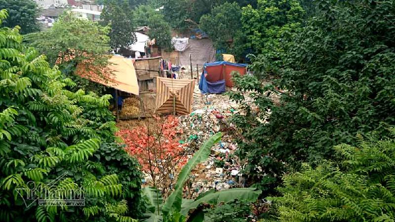 Bãi rác nhìn từ cầu Long Biên