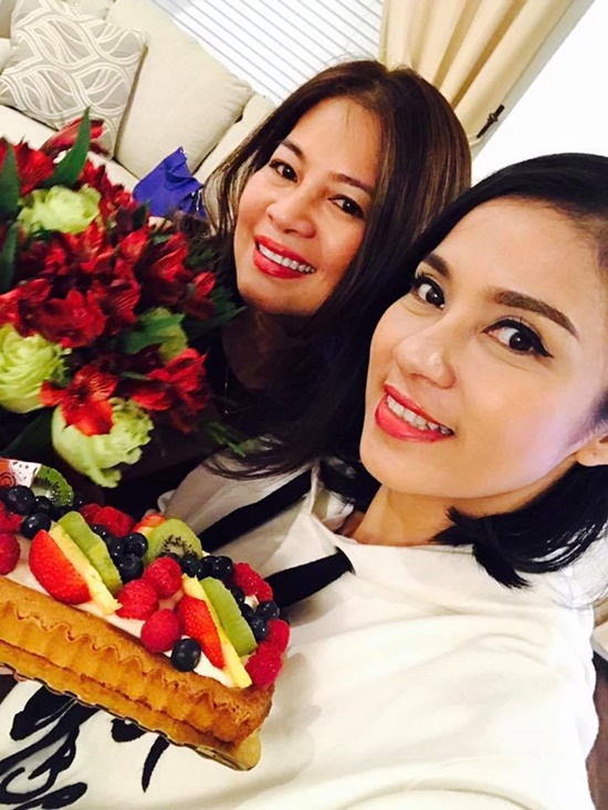 Diễn viên Việt trinh cảm thấy hạnh phúc khi được người bạn thân hơn 20 năm đón khi đến Mỹ và cùng cô mừng sinh nhật muộn.