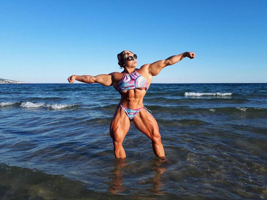 Nataliya Kuznetsova khoe dáng trước biển