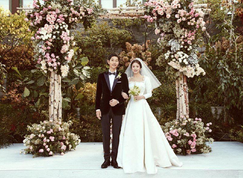   Váy cưới của cô dâu Song Hye Kyo thuộc thương hiệu Dior, được chính giám đốc sáng tạo Maria Grazia Chiuri thiết kế có giá 3 tỷ đồng