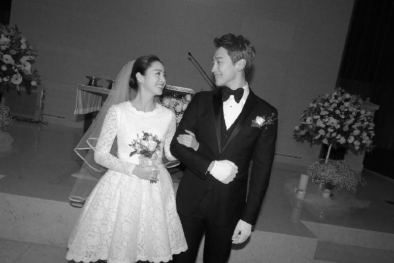 Khác với những ngôi sao khác, Kim Tae Hee chọn một đám cưới giản dị cùng chiếc váy do chính stylist của cô thiết kế 
