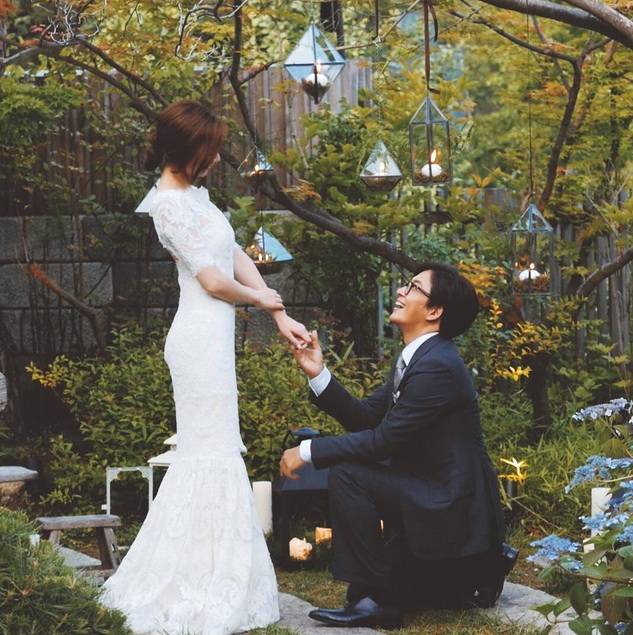 Không tiết lộ giá chính thức tuy nhiên theo truyền thông hé lộ, váy cưới của Park Soo Jin - bà xã ông trùm Bae Yong Joon có giá từ 70-100 nghìn USD