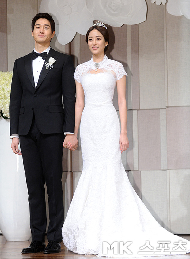 Nữ diễn viên Kim Hyo Jin gây ấn tượng với chiếc váy cưới thanh lịch, dịu dàng, đặc biệt phù hợp với vóc dáng của cô