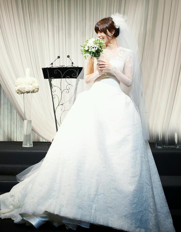 Trưởng nhóm nhạc Wonder Girls - Sunye lộng lẫy trong chiếc váy cưới. Được biết chiếc váy được thiết kế bởi một thương hiệu trong nước