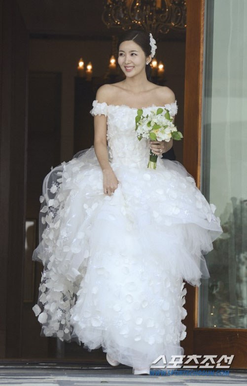 Cô dâu Park Sol Mi thu hút với chiếc váy cưới trễ vai nữ tính mà không kém phần quyến rũ