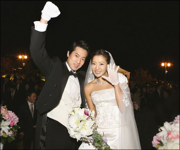 Váy cưới Kim Hee Sun thuộc thương hiệu Vera Wang, có giá hơn 30.000 đô (hơn 600 triệu đồng)