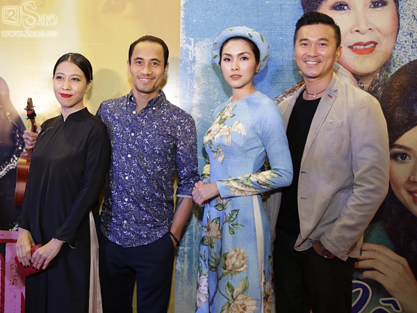 Cô đi cùng hội bạn thân là vợ chồng ca sĩ Phạm Anh Khoa và nam diễn viên Quốc Cường.