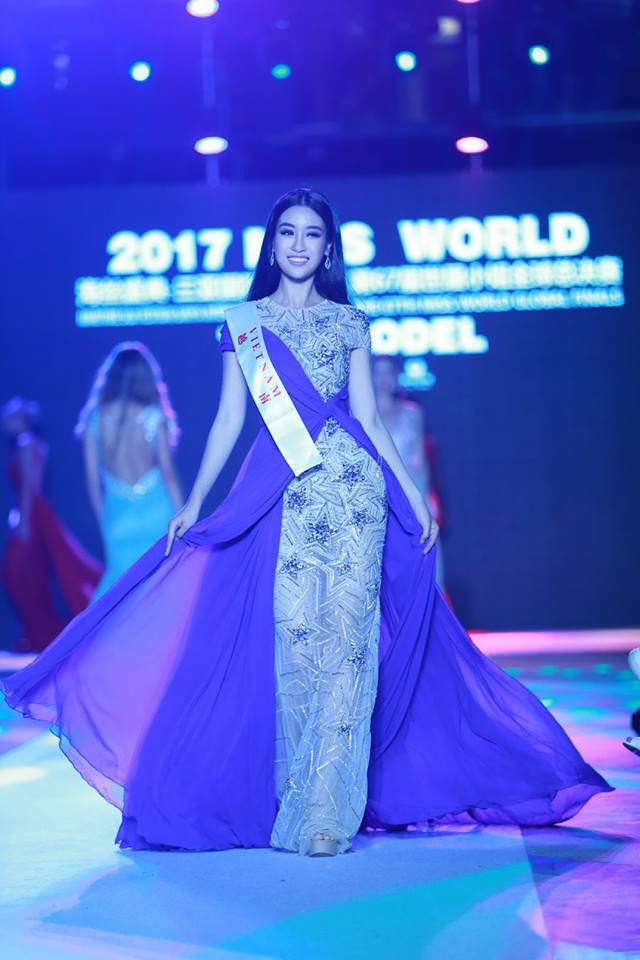 Hoa hậu Đỗ Mỹ Linh đẹp xuất sắc, tự tin sải bước catwalk trong thiết kế đầm dạ hội màu xanh lấy cảm hứng từ thiên nhiên và những ngôi sao sáng trên bầu trời tại đấu trường nhan sắc quốc tế Miss World 2017.