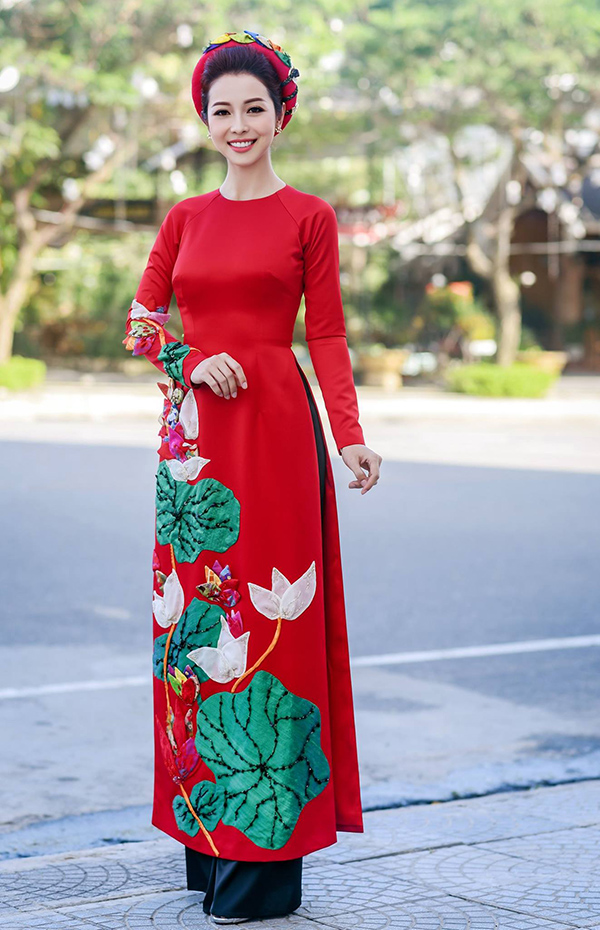 Jennifer  Phạm khoe vóc dáng nuột nà trong tà áo dài truyền thống họa tiết hoa sen bắt mắt.