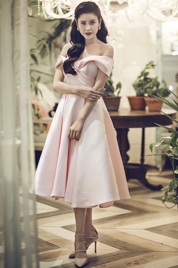 Trương Quỳnh Anh hóa công chúa ngọt ngào trong chiếc đầm hồng pastel trễ vai dáng xòe kết hợp với dép cao gót đồng điệu.