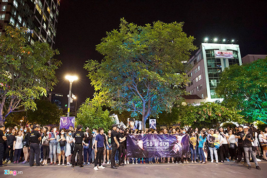 Rất đông người hâm mộ túc trực bên ngoài mang theo ảnh và banner hình So Ji Sub. (Ảnh: Zing.vn)