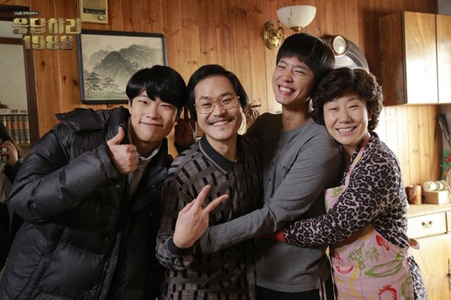  Ryu Jun Yeol (1986), Kim Sung Kyun (1980), Park Bo Gum (1993) và tiền bối Ra Mi Ran (1975)  Dù chỉ hơn đàn em Ryu Jun Yeol 6 tuổi nhưng trong bộ phim Lời hồi đáp 1988, Kim Sung Kyun vào vai bố còn Jun Yeol được chọn đóng vai cậu con trai đang học phổ thông. Nhan sắc già trước tuổi cùng bộ râu và cặp kính khiến Kim Sung Kyun và Ryun Jun Yeol nhìn rất giống bố con thật.