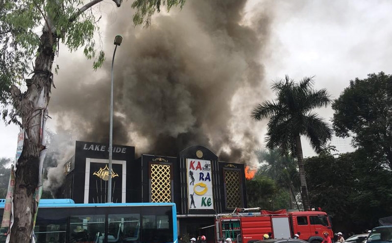 Hà Nội: Cháy ngùn ngụt tại karaoke Lake Side, Linh Đàm