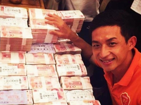 Thăng hạng, cầu thủ Trung Quốc nằm đè lên 'núi tiền' 90 tỷ