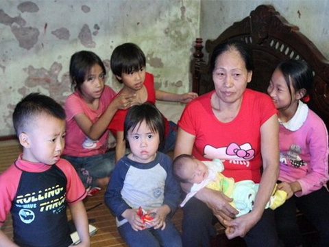 Cảnh sinh hoạt trong gia đình người mẹ 29 tuổi, sinh 8 con ở Hà Nội