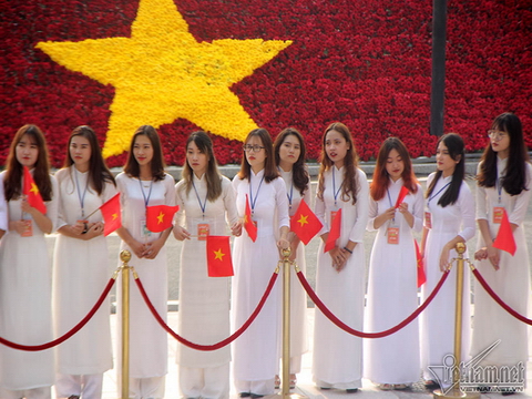 Nữ sinh Hà Nội rạng rỡ trong tà áo dài đón Chủ tịch Trung Quốc