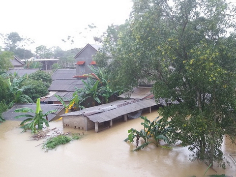 Lũ lại nhấn chìm nhà dân ở Thừa Thiên - Huế